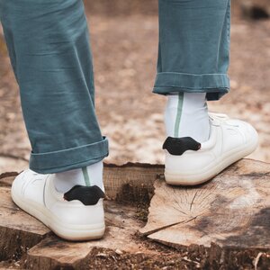 Mann mit Barfußschuh Sneakers und passenden Barfußsocken