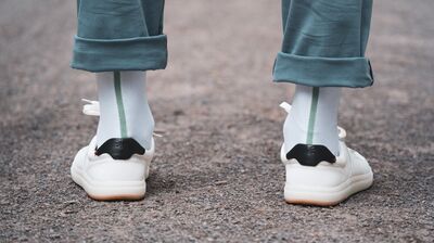 Mann mit weissen Barfußschuhsocken