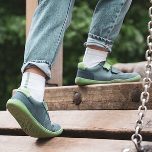 Mann mit Barfußschuhen und Barfußsocken