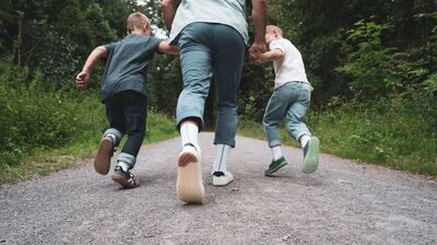 Vater rennend mit seinen Jungs